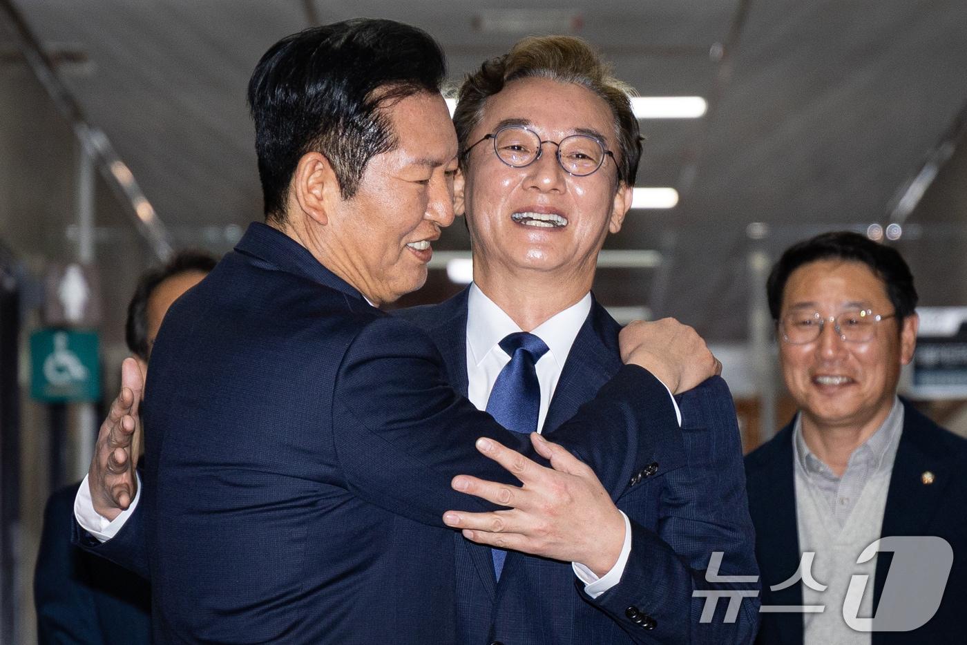 본문 이미지 - 정청래 더불어민주당 대표가 지난 10일 서울 여의도 국회에서 6.3 지방선거 부산시장 후보로 선출된 전재수 의원과 면담에 앞서 포옹하고 있다. 합수본은 이날 전 의원의 뇌물수수 및 정치자금법 위반 혐의에 대해 공소시효 완성 및 무혐의 처분을 내렸다. 전 의원은 전날인 9일 부산시장 민주당 후보로 확정됐다. 2026.4.10 ⓒ 뉴스1 유승관 기자