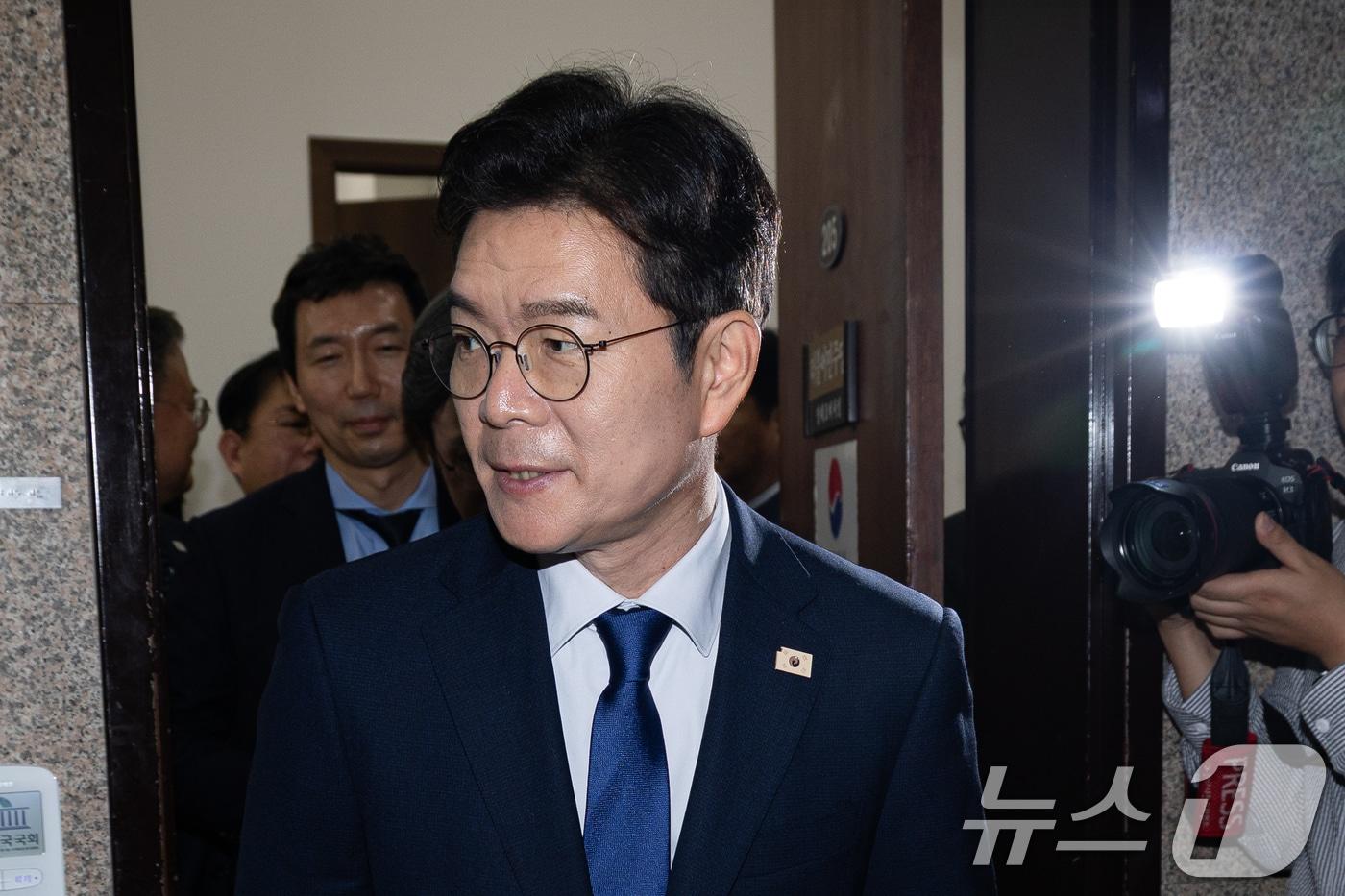 본문 이미지 - 6.3 지방선거 더불어민주당 서울시장 후보로 선출된 정원오 전 성동구청장이 10일 서울 여의도 국회에서 정청래 대표와 면담을 마친 후 당대표실을 나서고 있다. 2026.4.10 ⓒ 뉴스1 유승관 기자