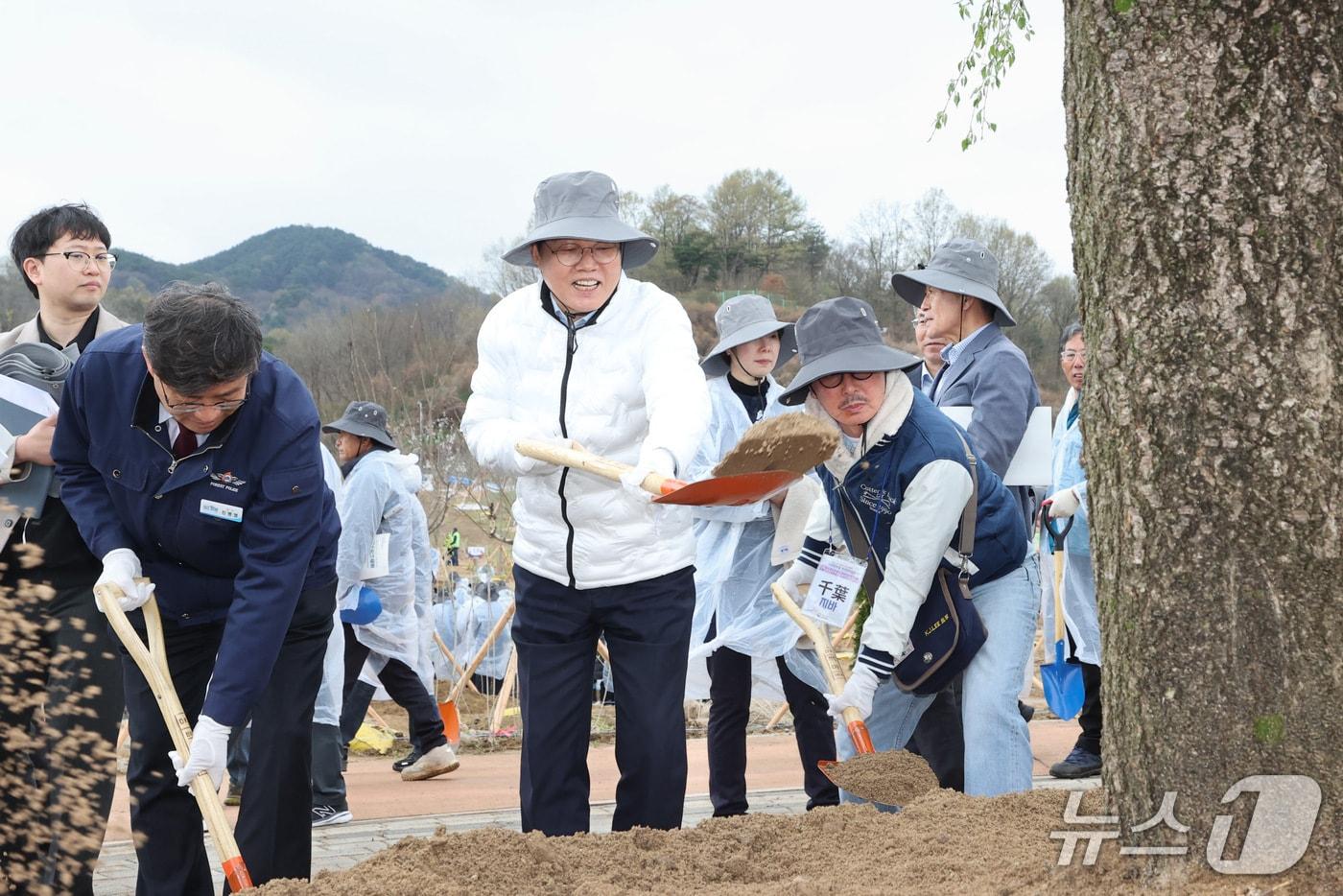 본문 이미지 - 박완수 경남지사가 10일 함양군 백연유원지 일원에서 열린 향토기념식수 행사에서 기념식수하고 있다.(경남도 제공. 재판매 및 DB금지)