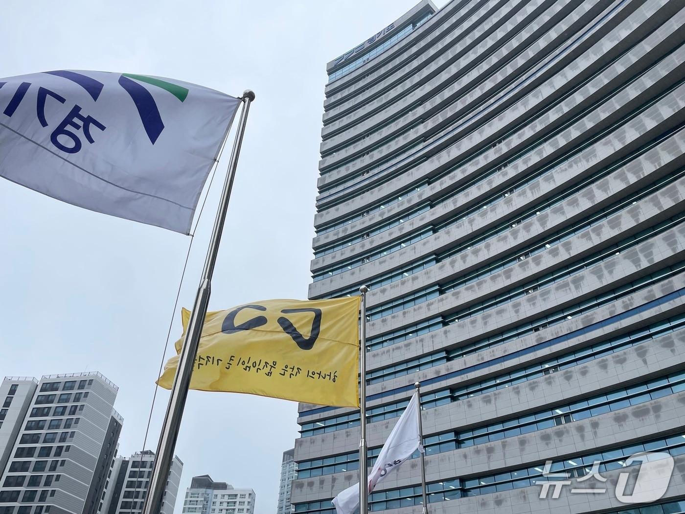 본문 이미지 - 수원 광교 도청사에 게시된 세월호 추모기.(경기도 제공. 재판매 및 DB금지)