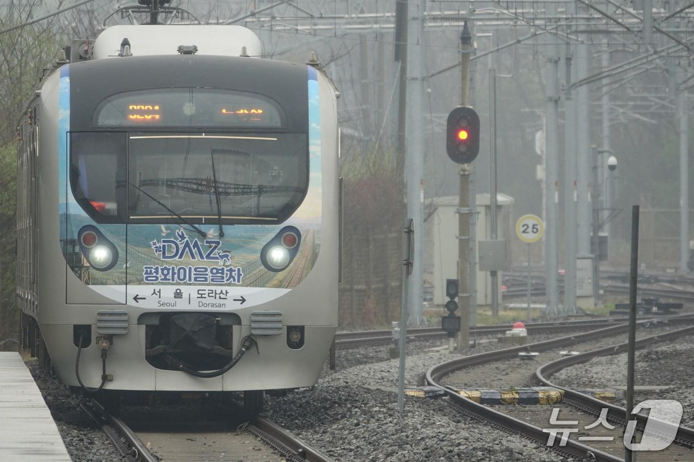 본문 이미지 - 10일 서울역과 도라산역을 오가는 'DMZ 평화 이음 열차'가 6년 6개월만에 운행을 재개했다. (통일부 제공)