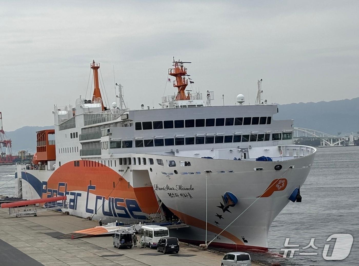 본문 이미지 - 오사카 항에 정박한 팬스타 미라클 호 모습 ⓒ 뉴스1 홍윤 기자
