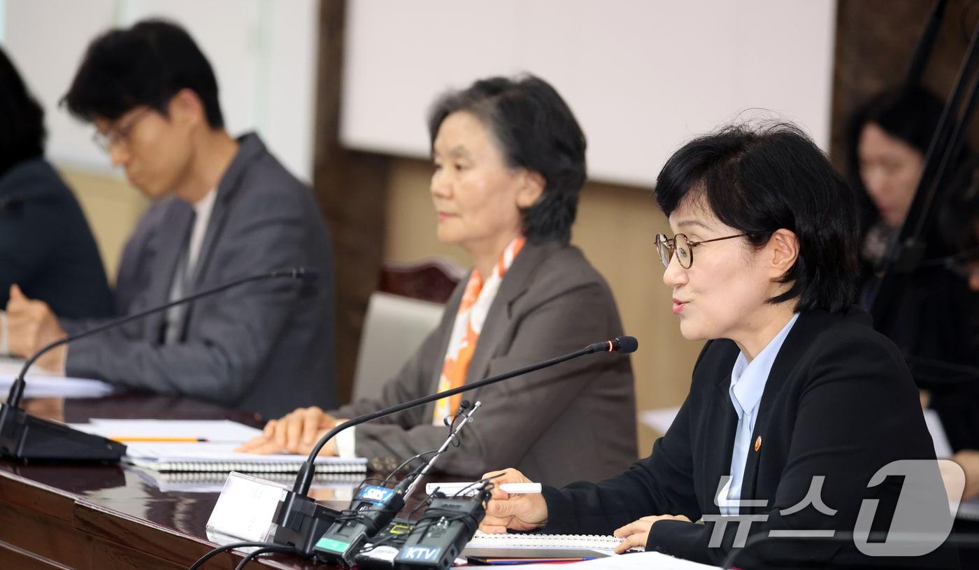 본문 이미지 - 원민경 성평등가족부 장관이 서울 종로구 세종대로 정부서울청사에서 열린 형사미성년자(촉법소년) 연령 사회적 대화 협의체 제3차 전체회의에서 모두 발언을 하고 있다. 2026.4.10 ⓒ 뉴스1 김명섭 기자