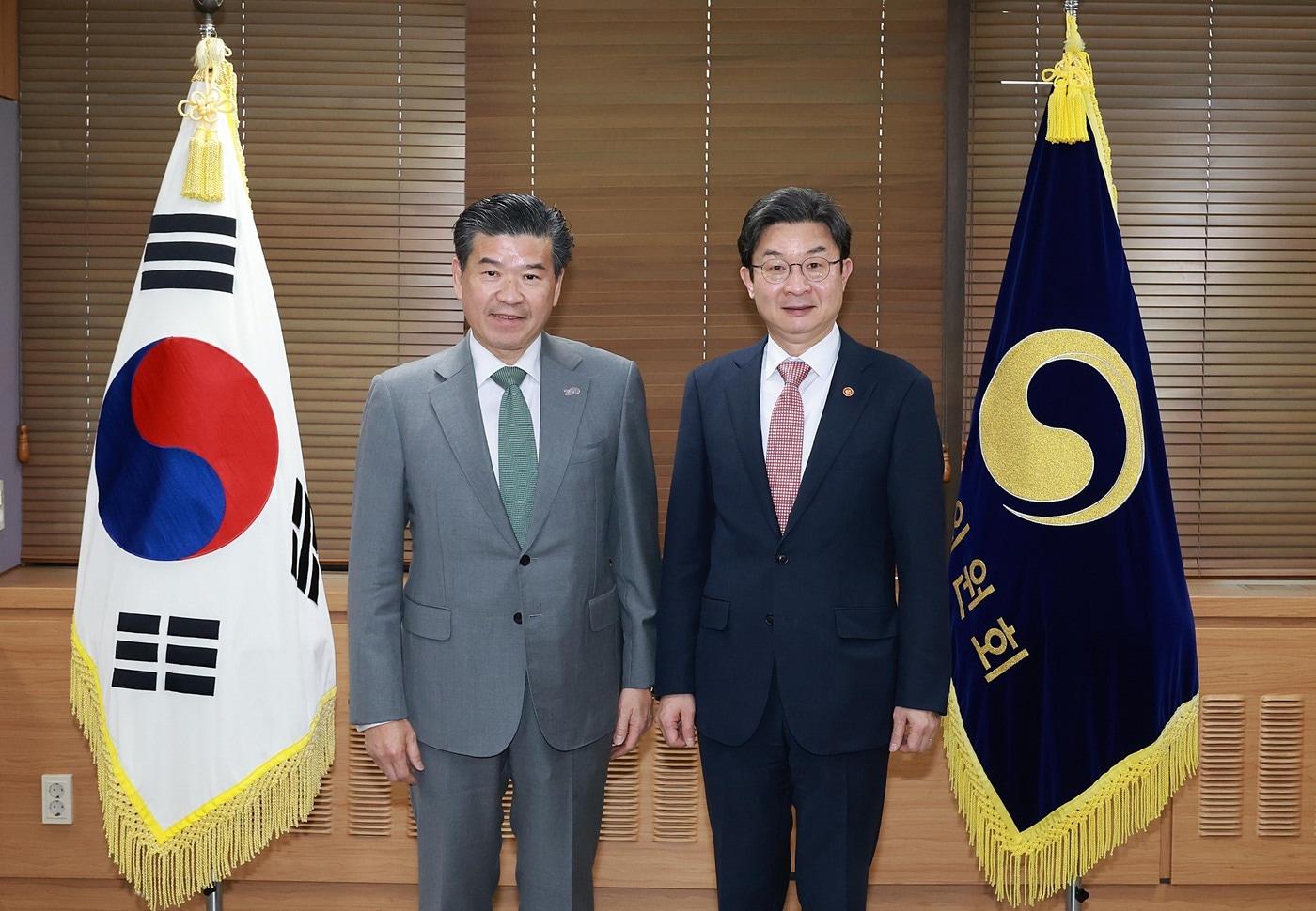 본문 이미지 - 이억원 금융위원장이 10일 오후 서울 종로구 정부서울청사에서 주한미국상공회의소(이하 '암참') 제임스 김 회장 겸 대표이사 및 이사들과 만나 글로벌 금융기관의 한국 투자 확대 및 한국 금융규제 경쟁력 제고를 위한 제언과 정책방향에 대해 논의했다(금융위 제공).