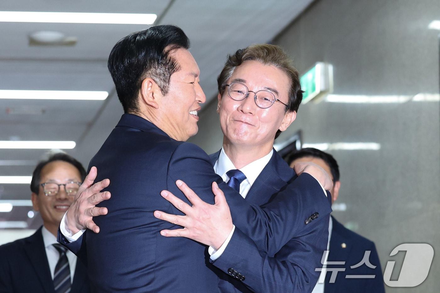 본문 이미지 - 정청래 더불어민주당 대표가 10일 서울 여의도 국회에서 6.3 지방선거 부산시장 후보로 선출된 전재수 의원과 면담에 앞서 포옹하고 있다. 2026.4.10 ⓒ 뉴스1 신웅수 기자