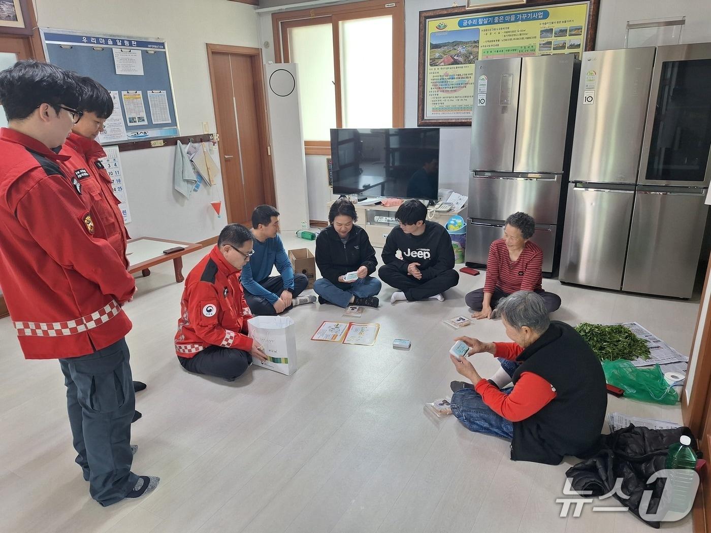 본문 이미지 - 최수천 동부지방산림청장이 마을회관에서 산불예방 행동요령을 알려주고 있다.(동부산림청 제공, 재판매 및 DB 금지) 2026.4.10/뉴스1