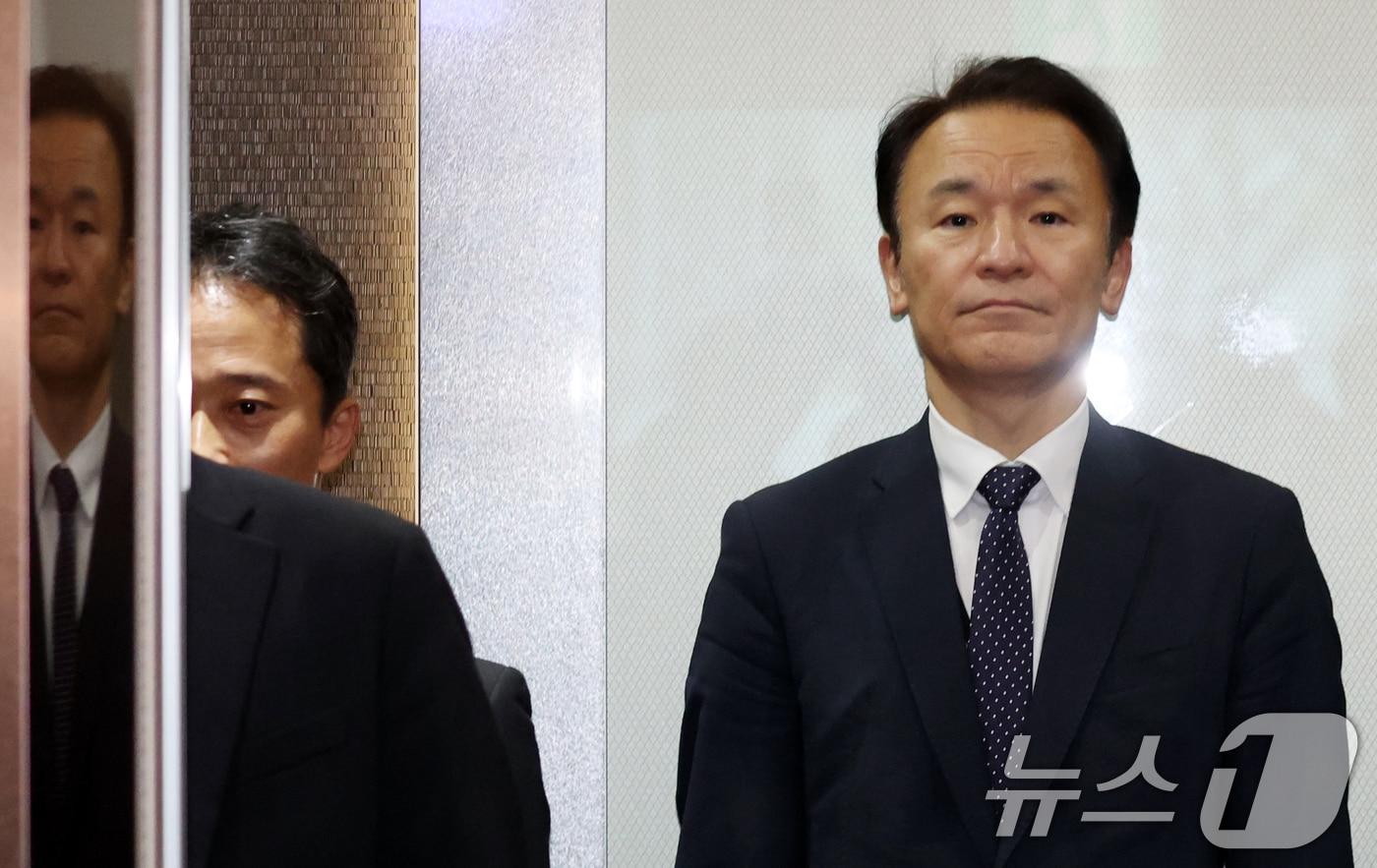 본문 이미지 - 마츠오 히로타카 주한일본대사관 총괄공사가 10일 오후 서울 종로구 외교부로 초치되고 있다. 일본은 이날 공개한 2026년판 외교청서에서 '독도는 역사적 사실에 비춰봐도 국제법상으로도 일본 고유의 영토' 라는 억지 주장을 거듭했다. ⓒ 뉴스1 김명섭 기자