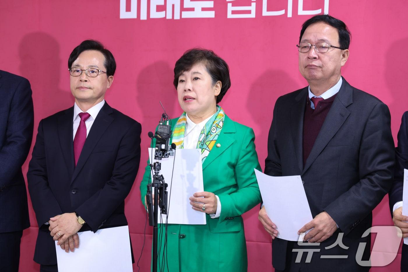 본문 이미지 - 조배숙 국민의힘 사법정의수호 및 독재저지 특별위원회 위원장이 10일 서울 여의도 국회에서 특검의 강압 및 진술 강요 법정 증언 관련 규탄 성명을 발표하고 있다. 2026.4.10 ⓒ 뉴스1 신웅수 기자