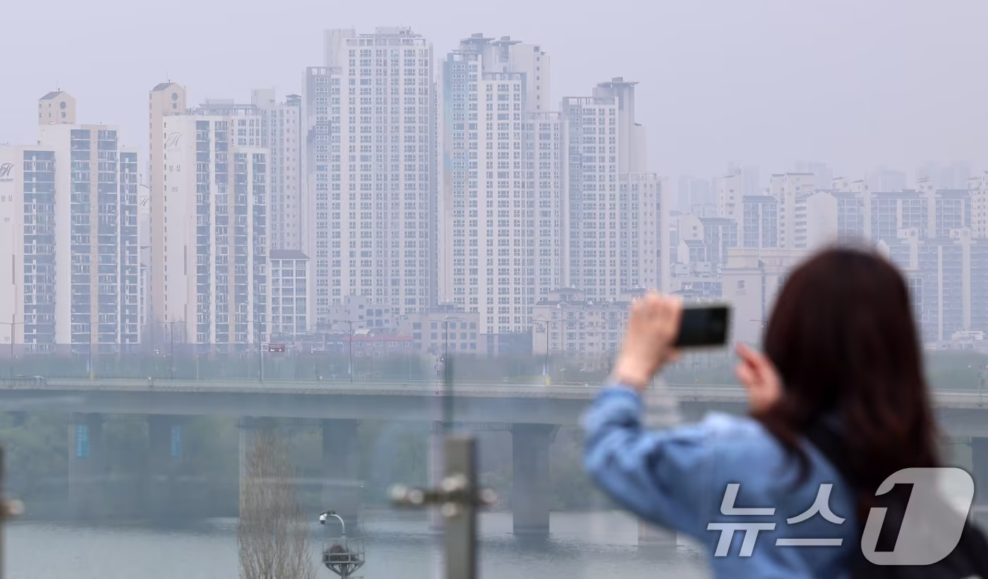 본문 이미지 - 서울 한강 인근의 아파트 모습. 2026.4.10 ⓒ 뉴스1 구윤성 기자