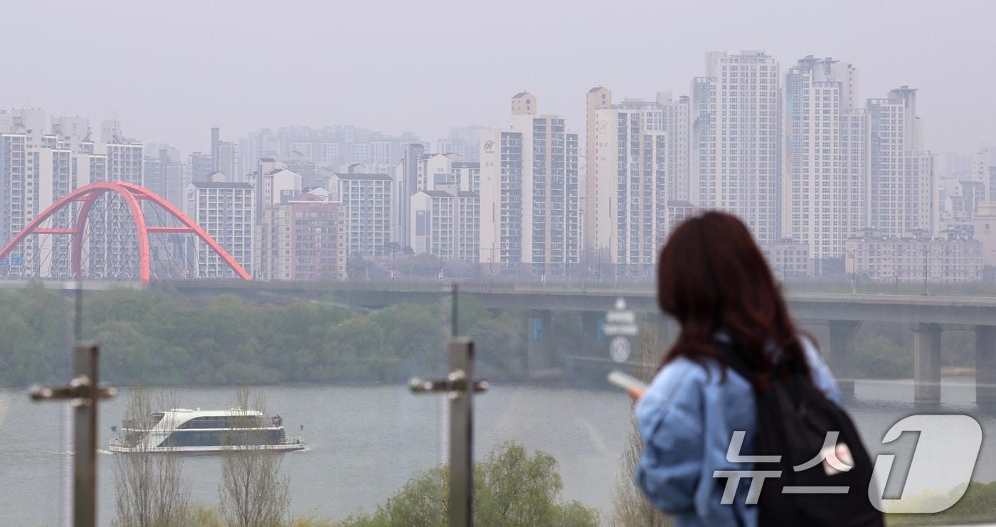 본문 이미지 - 사진은 이날 서울 한강 이북지역의 한 아파트 단지. 2026.4.10 ⓒ 뉴스1 구윤성 기자