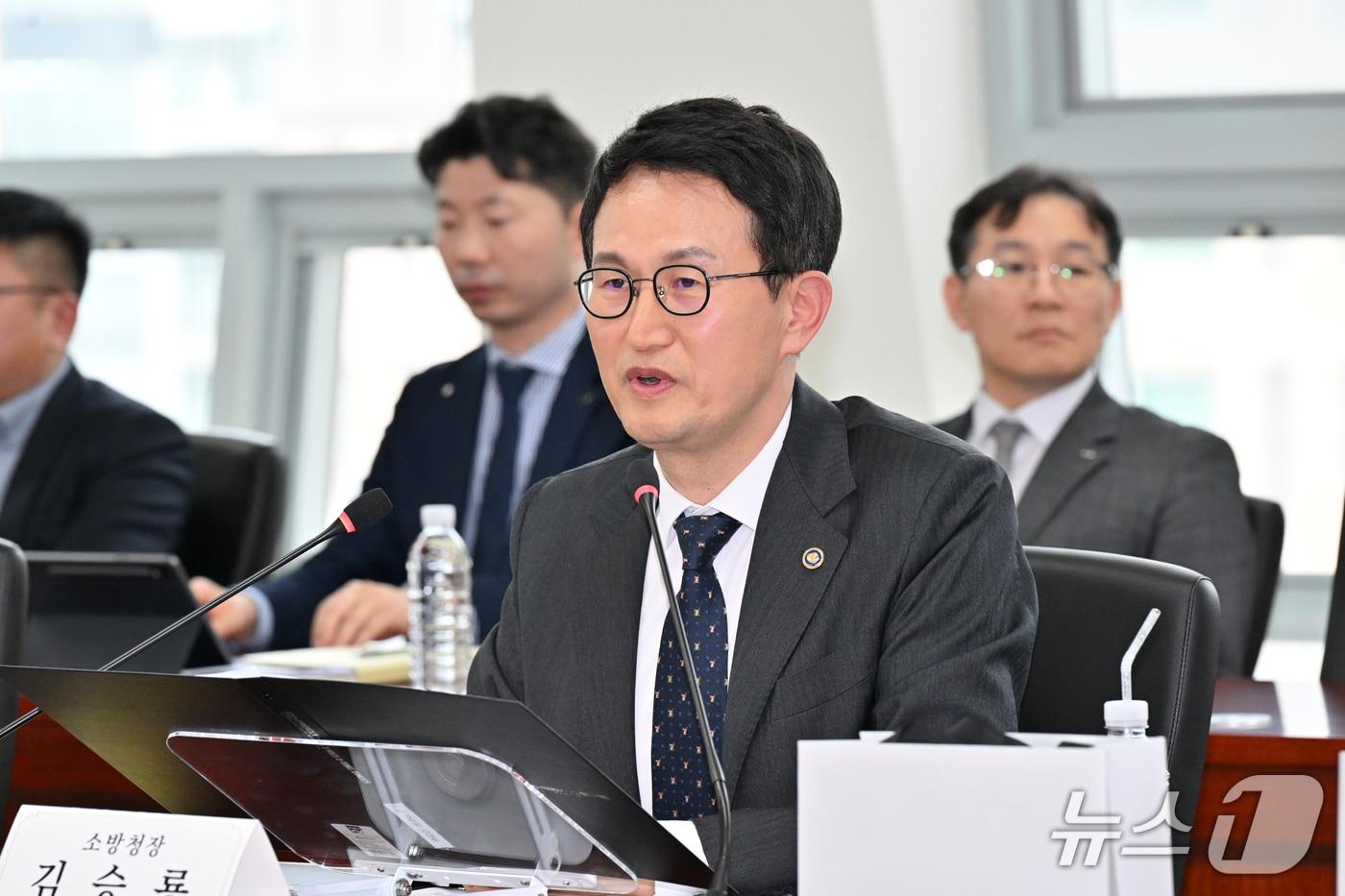 본문 이미지 - 10일 오후 김승룡 소방청장이 전국 여성 소방공무원 간담회에 참석해 여성 소방인재 육성을 위한 체계적인 지원을 표명하고 있다.(소방청 제공)