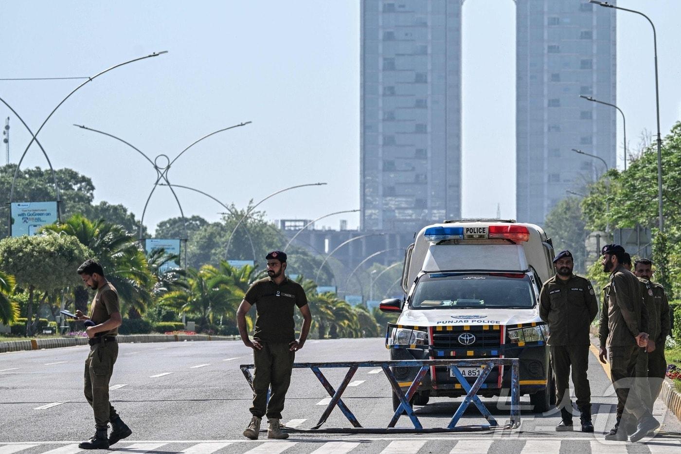 본문 이미지 - 10일(현지시간) 파키스탄 이슬라마브다 '레드존' 내 미국·이란 회담장 인근 통제구역을 따라 보안요원들이 경계를 서고 있다. 2025.04.10. ⓒ AFP=뉴스1