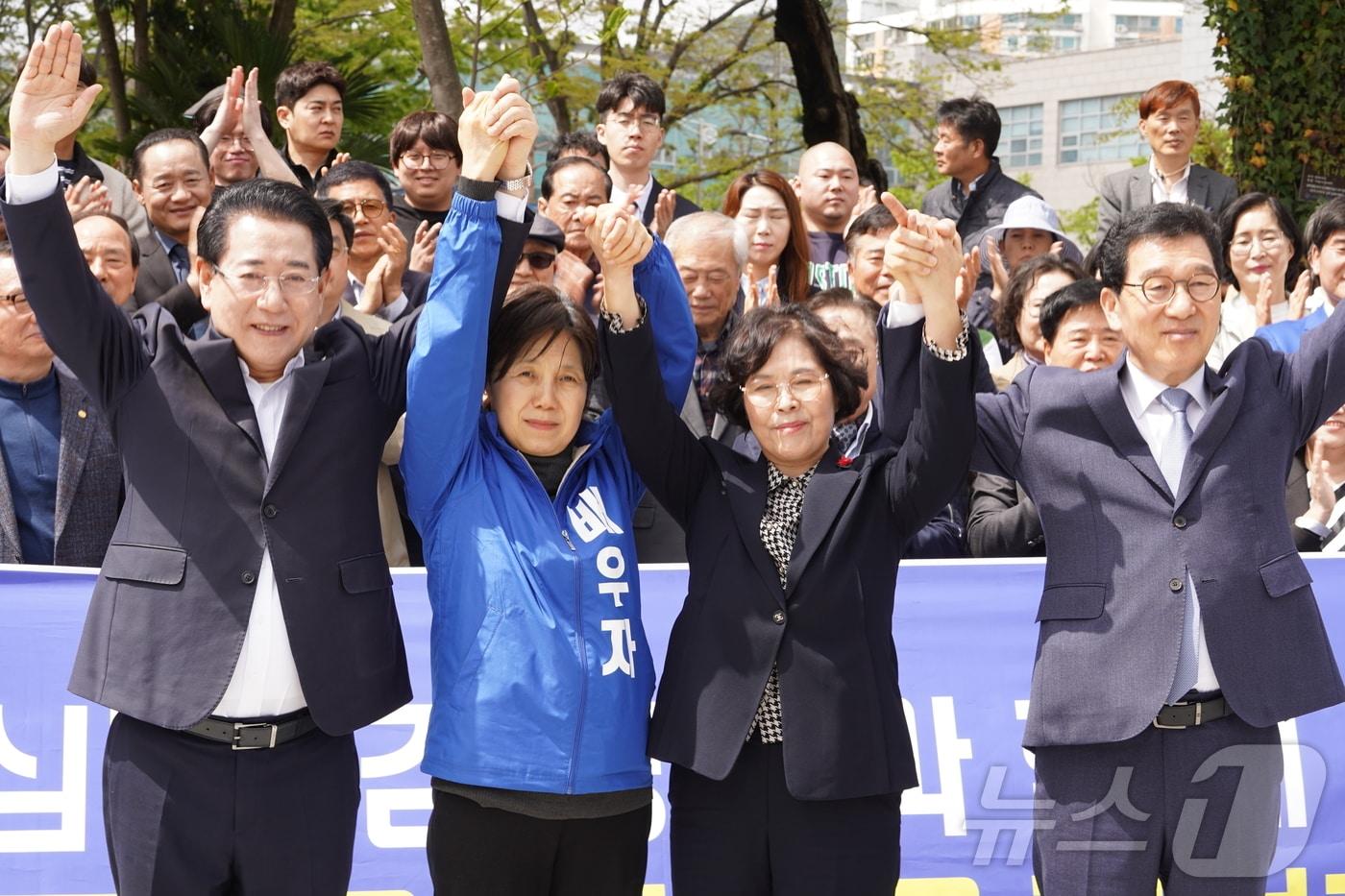 본문 이미지 - 김영록 더불어민주당 전남광주특별시장 예비후보와 김 후보 지지선언을 한 신정훈 국회의원이 배우자들과 함께 만세를 하고 있다.(캠프 제공. 재배포 및 DB 금지)