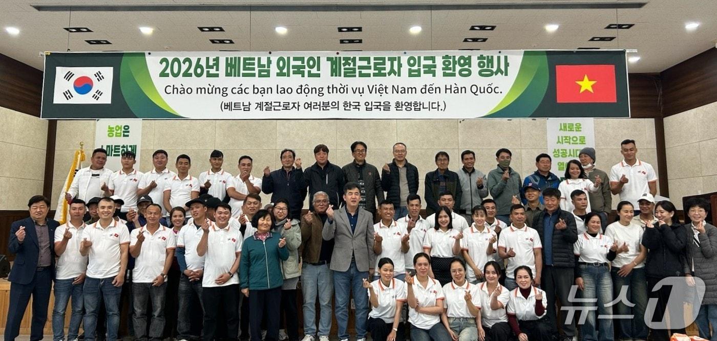 본문 이미지 - 10일 베트남 꽝응아이성에서 전북 진안군 계절근로자 65명이 입국했다.(진안군제공, 재판매 및 DB금지)2026.4.10/뉴스1