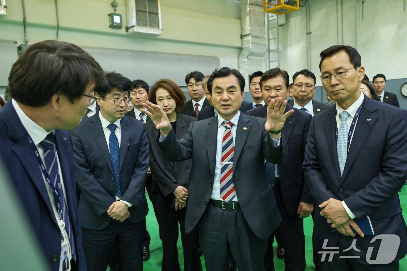 본문 이미지 - 안규백 국방부 장관은 10일 오후 LIG D&A 대전하우스를 방문해 방산공급망 운영 현황을 점검했다. 2026.4.10./ⓒ 뉴스1(국방부 제공)