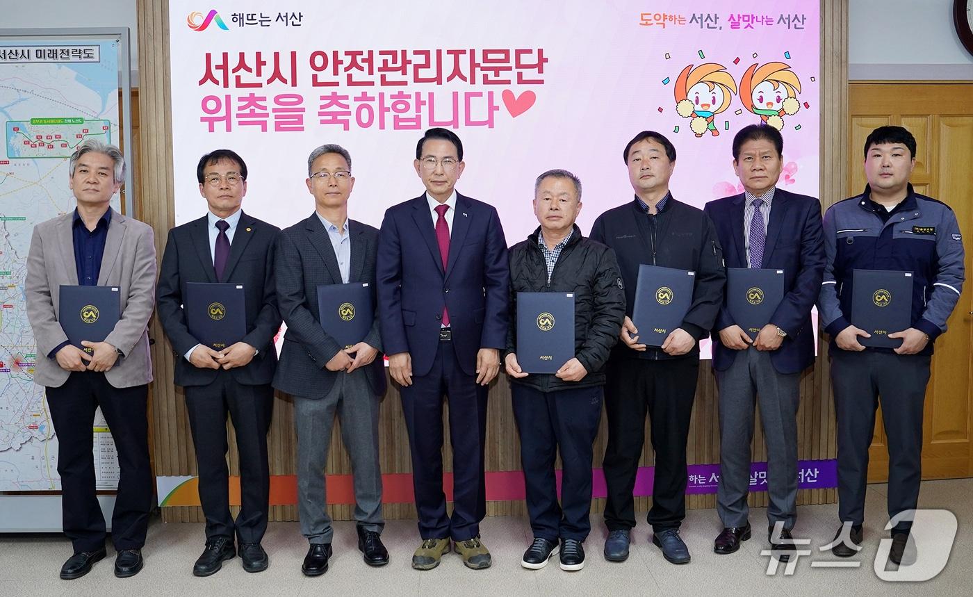 본문 이미지 - 10일 시청 시장실에서 열린 안전관리자문단 위촉식 모습(서산시 제공. 재판매 및 DB금지)2026.4.10/뉴스1