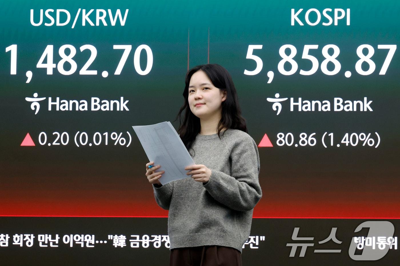 본문 이미지 -  10일 오후 서울 중구 하나은행 딜링룸 전광판에 코스피 등 종가가 표시되고 있다. 2026.4.10 ⓒ 뉴스1 박정호 기자