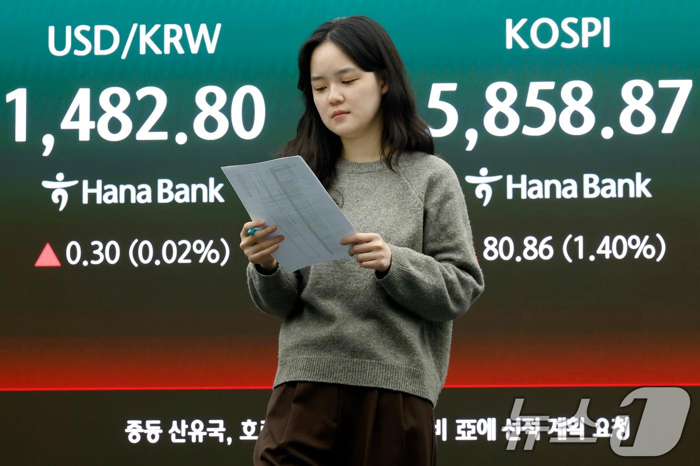 본문 이미지 - 미국과 이란의 대면 휴전 협상에 대한 기대감에 코스피와 코스닥이 동반 상승세를 보인 10일 오후 서울 중구 하나은행 딜링룸 전광판에 코스피 등 종가가 표시되고 있다. 이날 코스피는 전 거래일 대비 80.86p(1.40%) 오른 5858.87, 코스닥은 17.63포인트(p)(1.64%) 오른 1093.63, 서울외환시장에서 달러·원 환율은 전일 오후 3시 30분 주간종가와 같은 1482.5원을 기록했다. 2026.4.10 ⓒ 뉴스1 박정호 기자