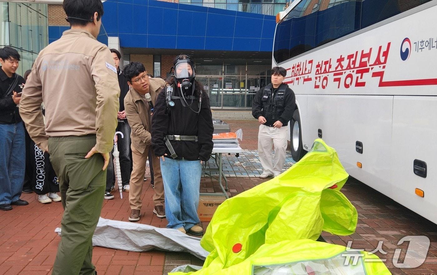 본문 이미지 - 10일 경기과학기술대에서 열린 '화학사고 안전 캠페인'에서 대학생들이 A형 화학대응복을 착용하고 있다.(한강청 제공)
