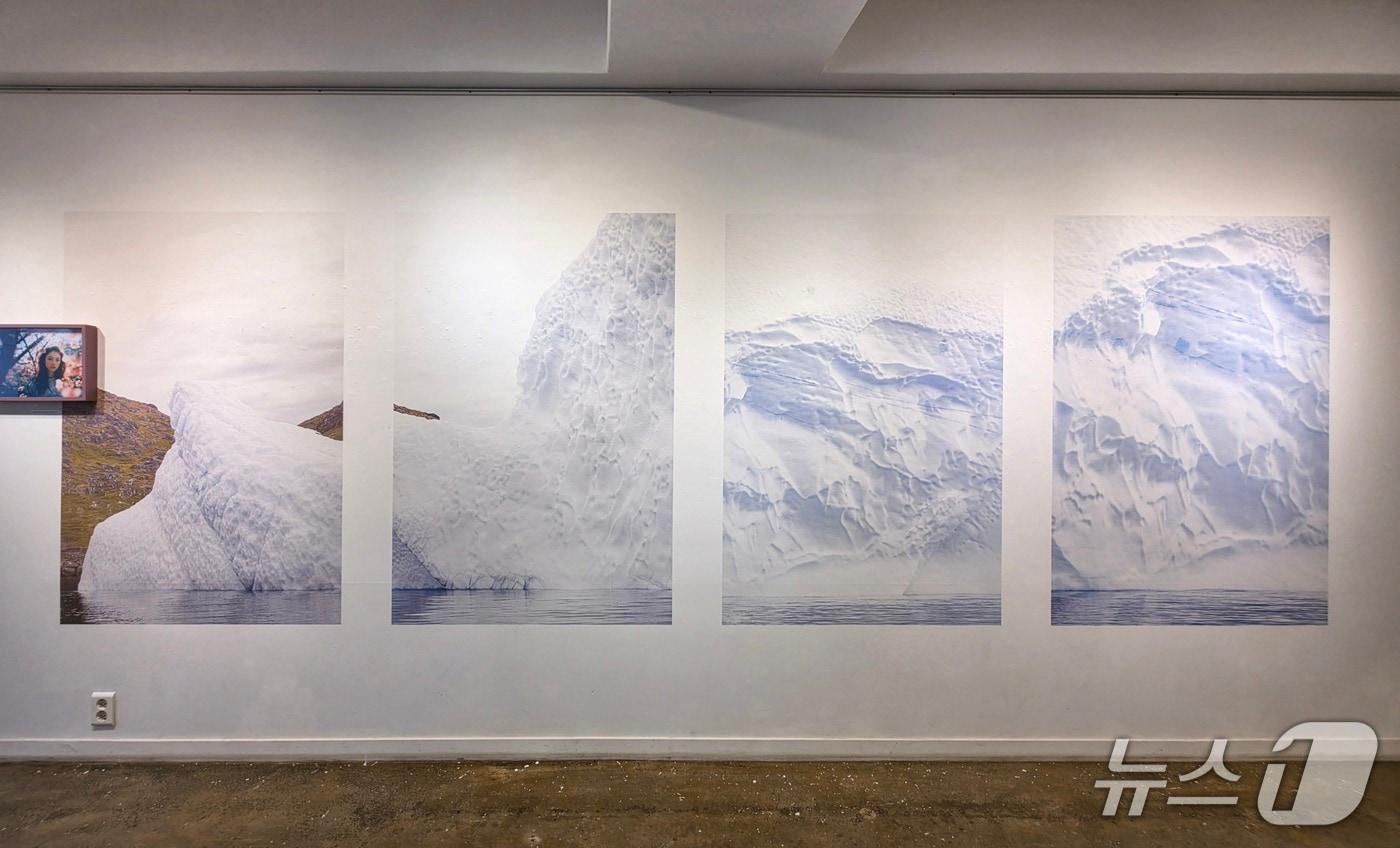 본문 이미지 - 10일 오후 서울 종로구 팔판동 도로시 살롱에 안준 작가의 사진전 '에페메럴 에페메럴'(Ephemeral Ephemeral)에 빙하 사진이 전시돼 있다. ⓒ 뉴스1 황덕현 기자