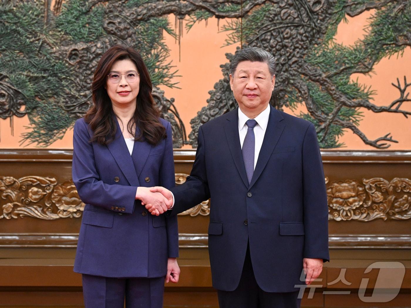 본문 이미지 - 시진핑 중국 국가주석과 정리원 대만 국민당 주석이 10일 오전 베이징 인민대회당에서 만나 회담에 앞서 악수하고 있다. ⓒ 신화=뉴스1