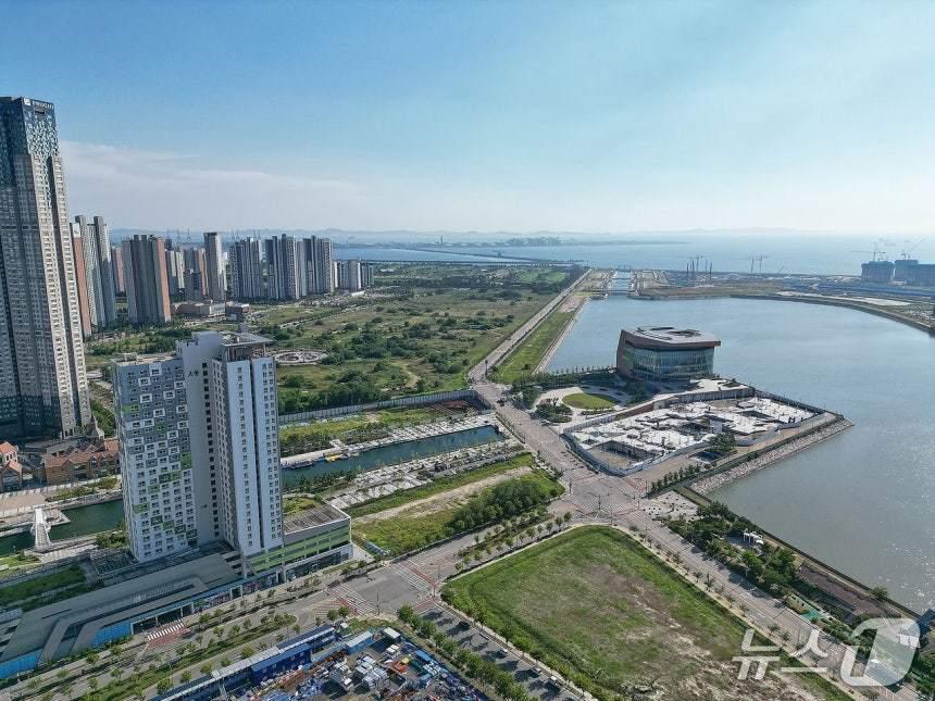 본문 이미지 - 아트센터인천과 송도 워터프런트 (인천경제자유구역청 제공.재판매 및 DB금지)