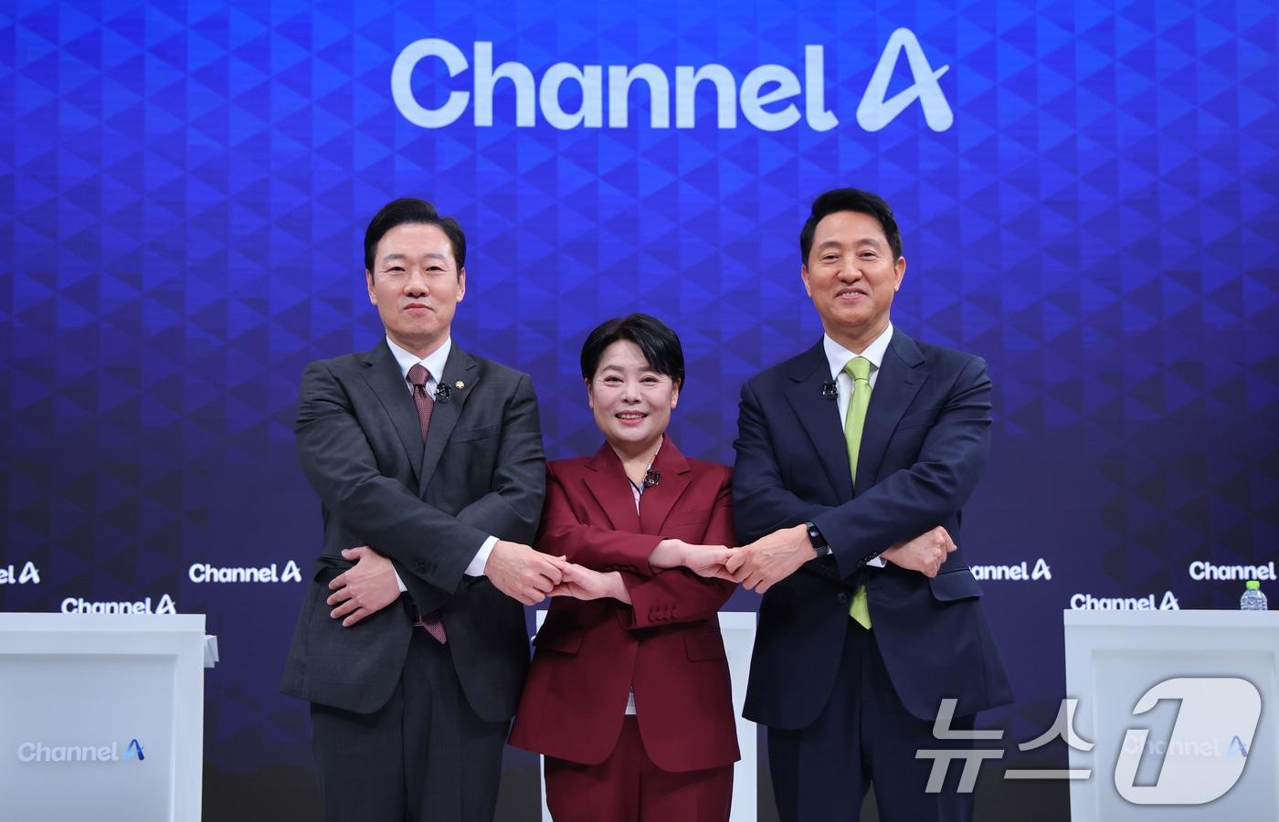 본문 이미지 - 박수민 의원(왼쪽부터), 윤희숙 전 의원, 오세훈 서울시장이 10일 오후 서울 종로구 채널A 스튜디오에서 열린 국민의힘 서울시장 후보 제2차 TV 토론회에 참석해 포즈를 취하고 있다. 2026.4.10 ⓒ 뉴스1 국회사진기자단