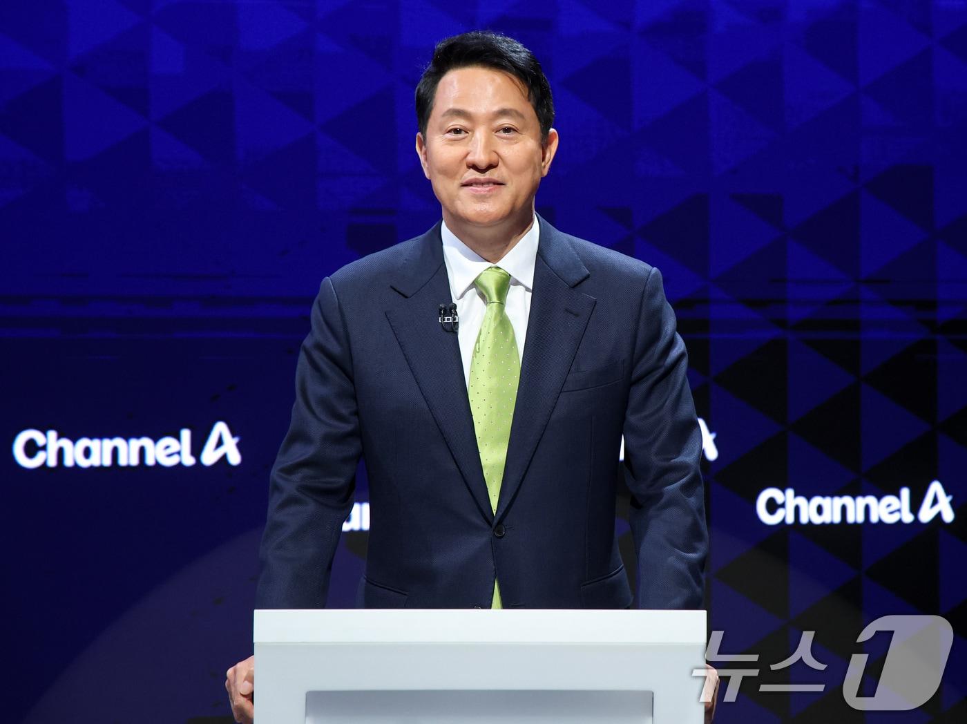 본문 이미지 - 오세훈 서울시장이 10일 오후 서울 종로구 채널A 스튜디오에서 열린 국민의힘 서울시장 후보 제2차 TV 토론회에 참석해 있다. 2026.4.10 ⓒ 뉴스1 국회사진기자단