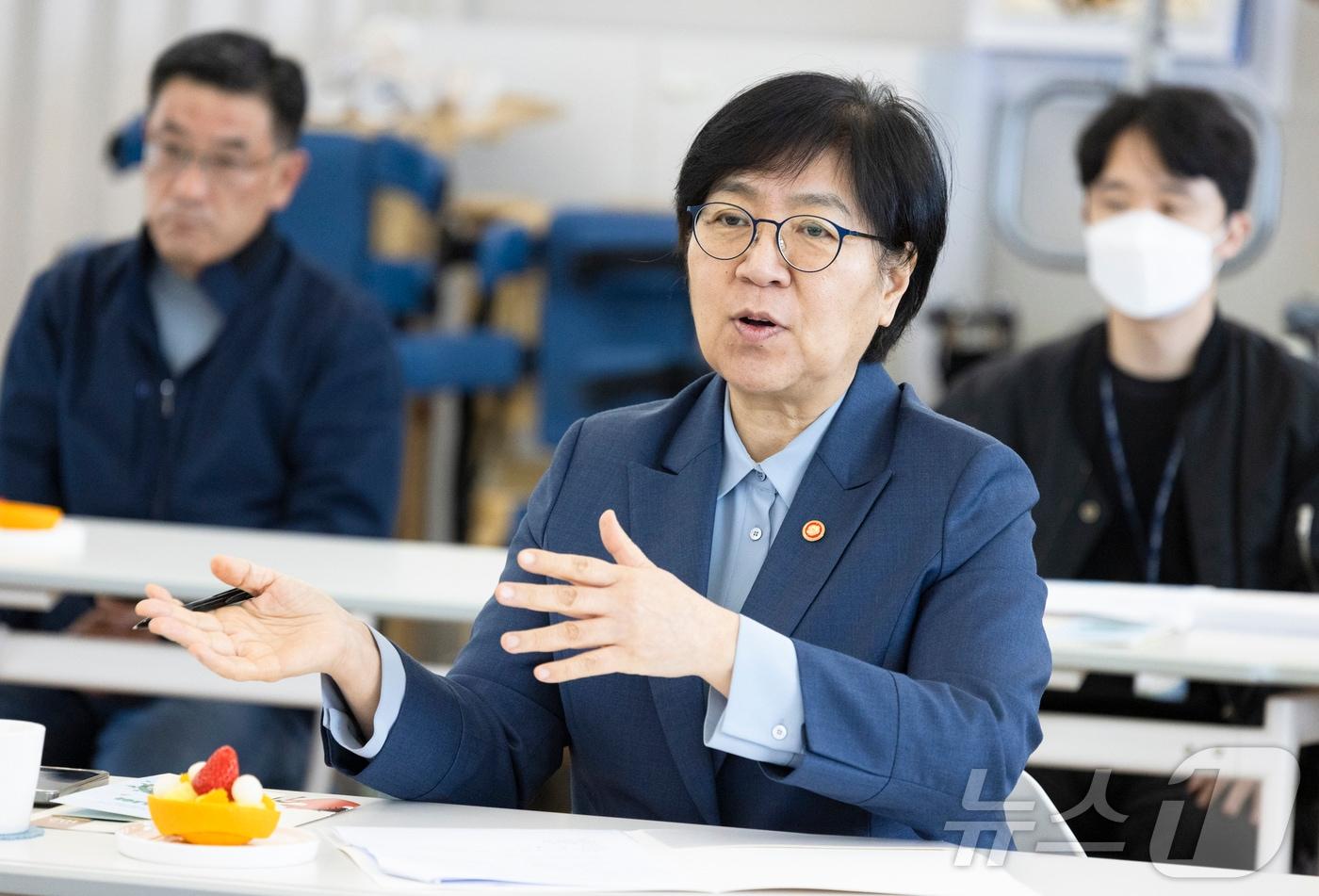 본문 이미지 - 정은경 보건복지부 장관이 지난 4월 10일 오후 서울 용산구 중증장애인 거주시설 영락 애니아의 집에서 시설 종사자들과 현장 간담회를 하고 있다. (보건복지부 제공. 재판매 및 DB 금지)  ⓒ 뉴스1