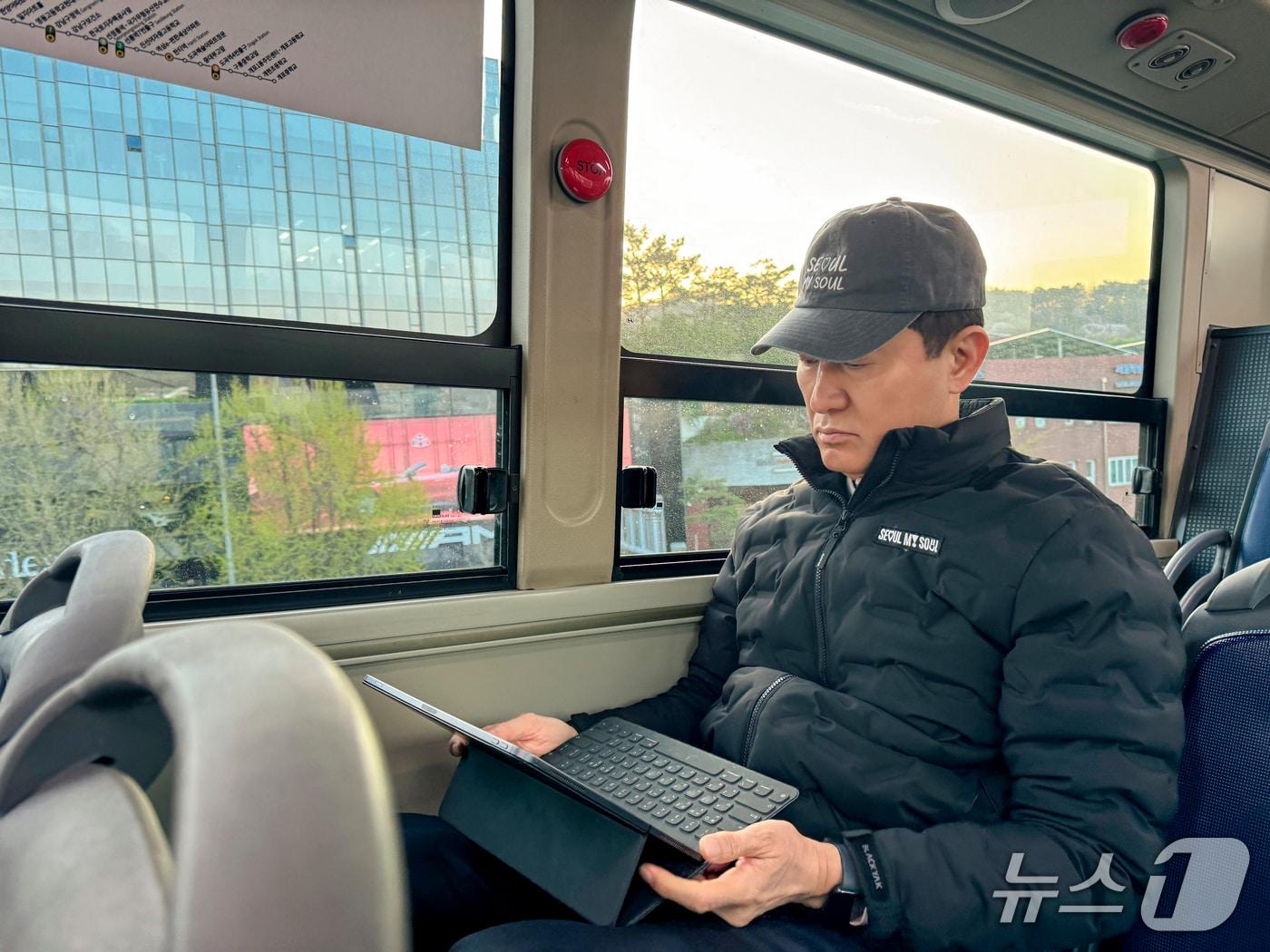 본문 이미지 - 오세훈 서울시장이 472번 버스를 타고 출근하고 있다.