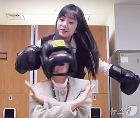 본문 이미지 - 강원 원주시 공식 유튜브 채널에 게시된 쇼츠 영상인 '공무원 호신술 4가지' 중 한 장면. (원주시 제공. 재판매 및 DB금지) 2026.4.10/뉴스1