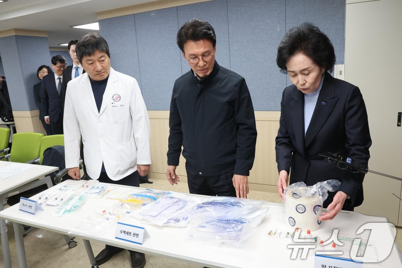 본문 이미지 - 김민석 국무총리가 10일 오후 서울 영등포구 한림대학교 한강성심병원에서 열린 '의료필수품 관련 현장 애로 점검 합동간담회'에서 의료필수품을 살펴보고 있다. 2026.4.10 ⓒ 뉴스1 황기선 기자