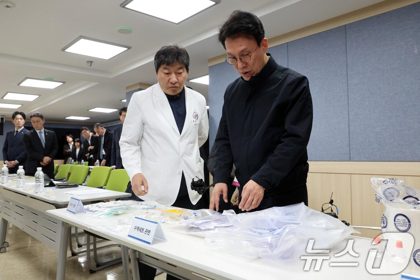 본문 이미지 - 김민석 국무총리가 10일 오후 서울 영등포구 한림대학교 한강성심병원에서 열린 '의료필수품 관련 현장 애로 점검 합동간담회'에서 의료필수품을 살펴보고 있다. 2026.4.10 ⓒ 뉴스1 황기선 기자