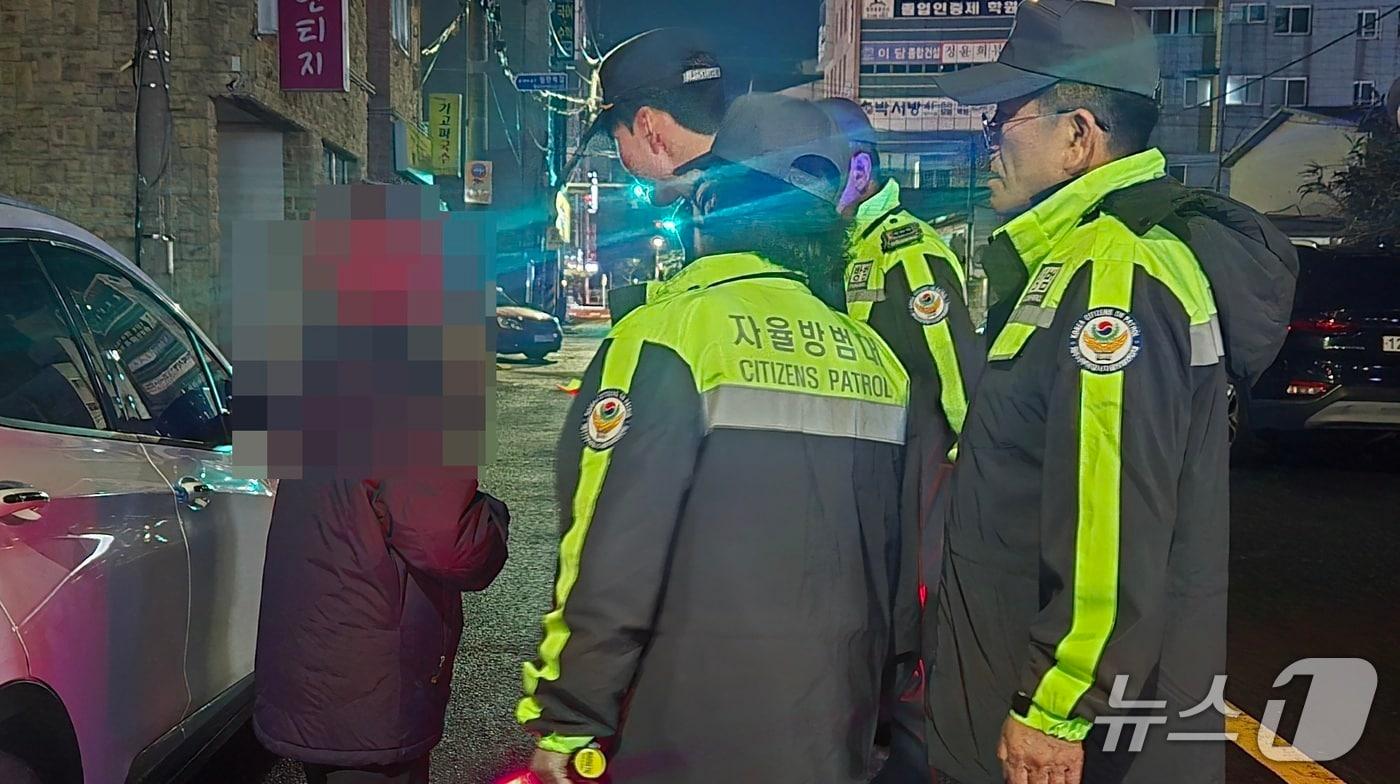 본문 이미지 - 노형자율방범대 활동 모습(노형지구대 제공. 재판매 및 DB금지)/뉴스1