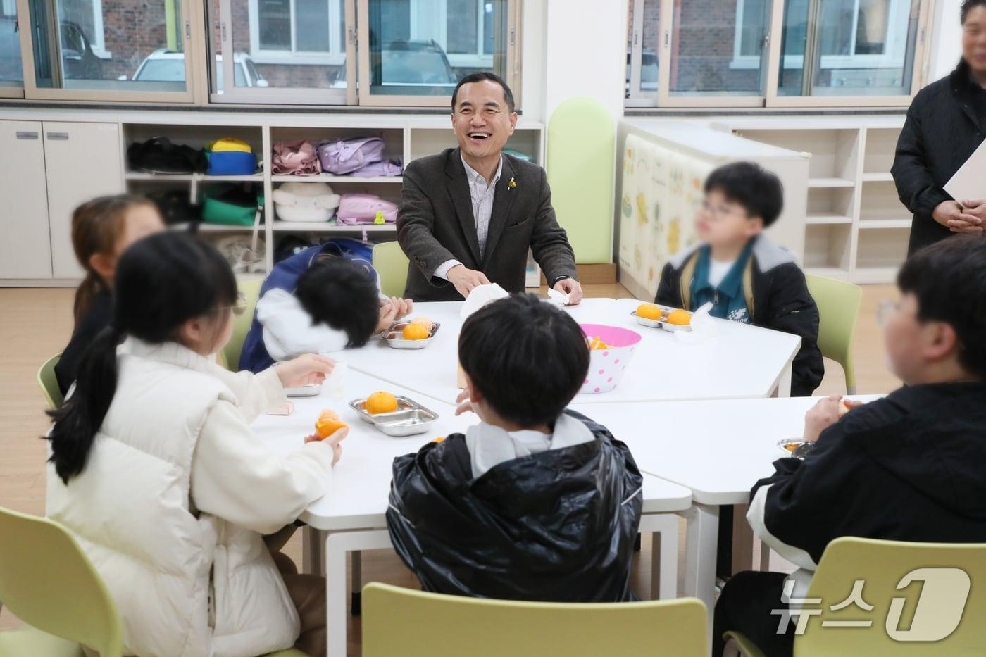 본문 이미지 - 어린이 과일간식 지원사업 점검.(강원도 제공. 재판매 및 DB금지)/뉴스1