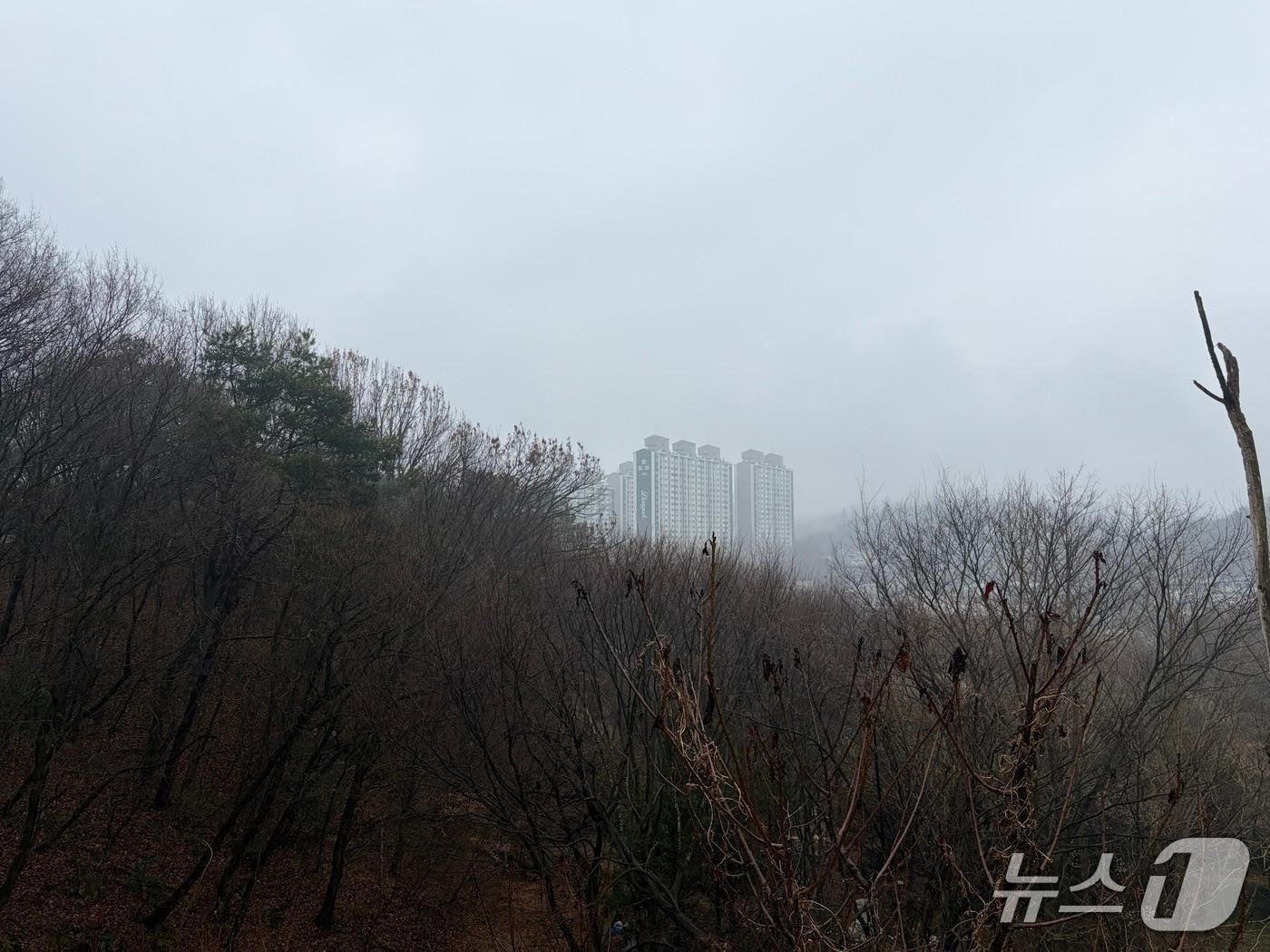 본문 이미지 - 지난달 18일 호남지역 새로운 구치소 부지로 예정된 광주광역시 북구 일곡동에서 인근 아파트 단지를 바라본 모습. 2026.3.18/ 뉴스1 김종훈 기자