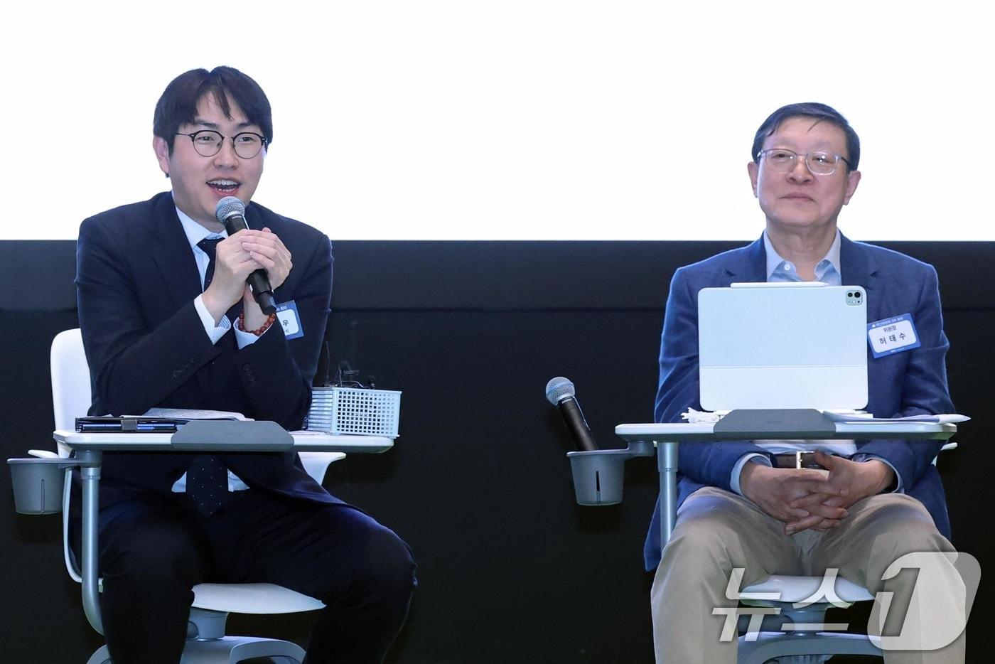 본문 이미지 - 10일 오후 서울 강남구 GS타워에서 진행된 'AI 혁신위원회 3차 회의'에서 허태수 GS그룹 회장이 하정우 청와대 AI미래기획수석의 모두발언을 듣고 있다. 이날 회의에서는 데이터·반도체·컴퓨팅 인프라 구축과 산업별 실행 전략을 통해 AI의 현장 적용을 확대하고, 규제 개선과 투자로 민간 중심의 인공지능 전환(AX) 생태계를 강화하겠다는 방향이 제시됐다. 2026.4.10 ⓒ 뉴스1 조연우 인턴기자