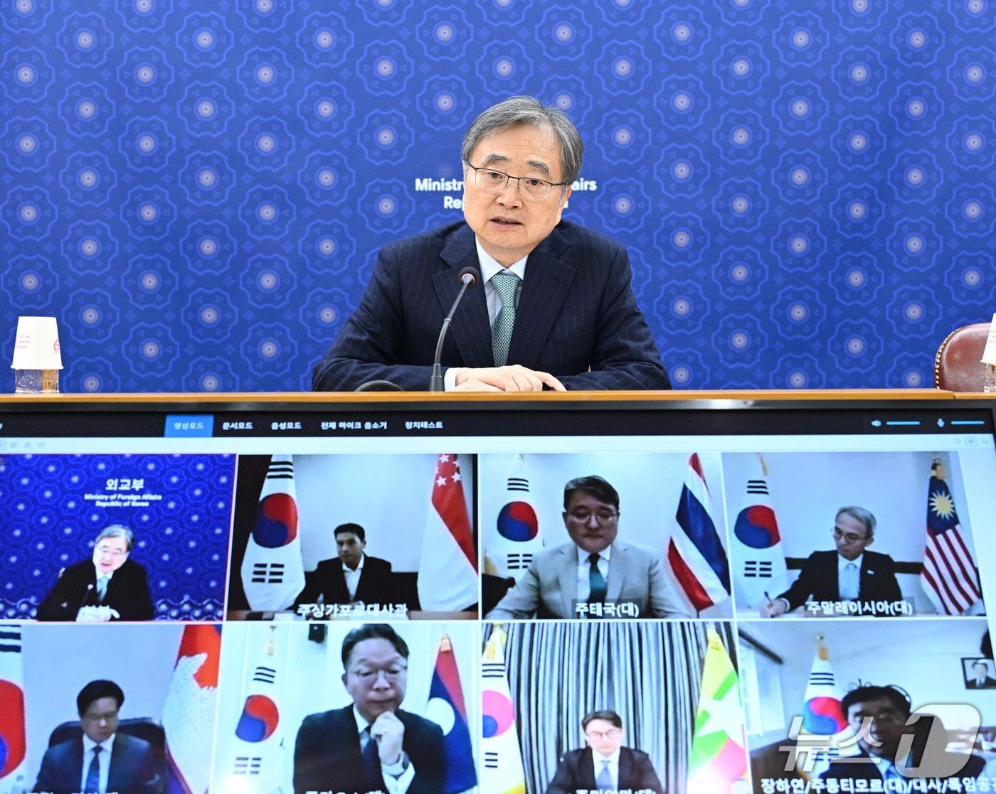 본문 이미지 - 외교부는 10일 조현 장관 주재로 '비상경제 대응 점검을 위한 아세안 지역 공관장 화상회의'를 열고, 중동 전쟁 이후 공급망 불안 상황과 대응 방안을 논의했다.(외교부 제공).