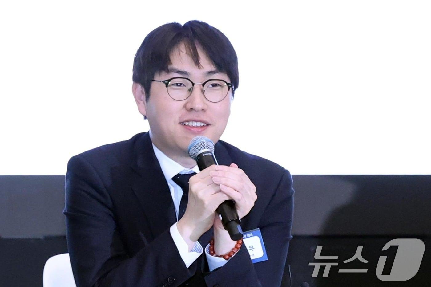 본문 이미지 - 하정우 청와대 AI미래기획수석이 지난 10일 서울 강남구 GS타워에서 진행된 'AI 혁신위원회 3차 회의'에서 모두 발언하고 있다.  2026.4.10 ⓒ 뉴스1 조연우 인턴기자