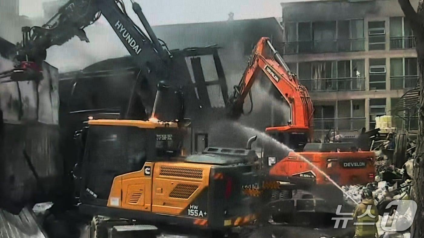 본문 이미지 - 10일 소방 당국이 울산 남구 달동의 한 건물에 난 불을 진압하고 있다.(울산소방본부 제공. 재판매 및 DB금지)/뉴스1