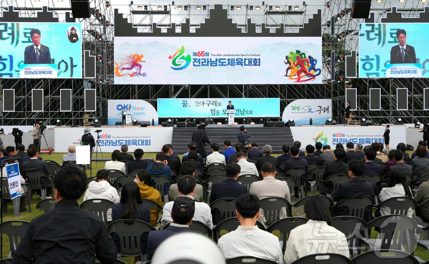 본문 이미지 - 황기연 전라남도지사 권한대행이 10일 구례 공설운동장에서 열린 ‘제65회 전라남도체육대회’ 개회식에서 기념사를 하고 있다.(전남도 제공. 재판매 및 DB금지) 2026.4.10 ⓒ 뉴스1 