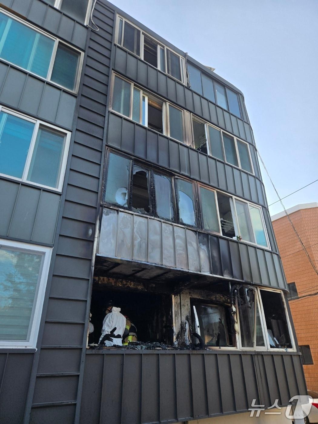 본문 이미지 - 10일 오후 3시 6분께 울산 남구 무거동 다세대주택 2층에서 불이 났다.(울산소방본부 제공. 재판매 및 DB금지)/뉴스1