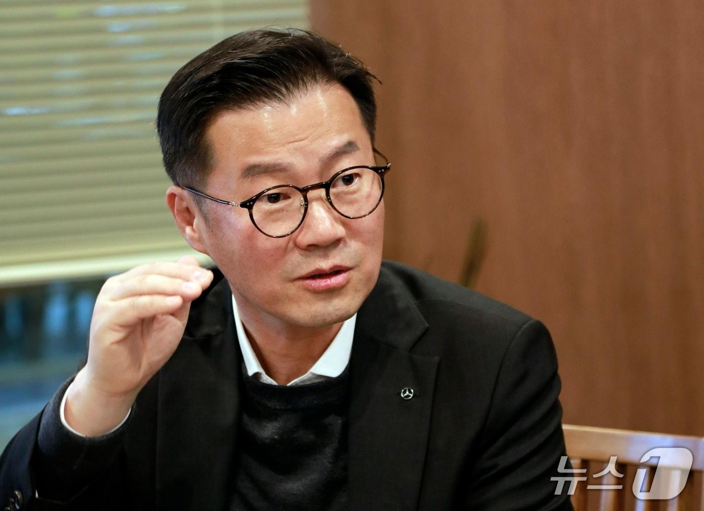 본문 이미지 - 이상국 메르세데스-벤츠 코리아 디지털, 마케팅 및 커뮤니케이션 부문 총괄 부사장이 9일 서울 중구 본사 인근 식당에서 진행한 기자 간담회에서 발언하는 모습(벤츠 코리아 제공) 2026.4.12/뉴스1