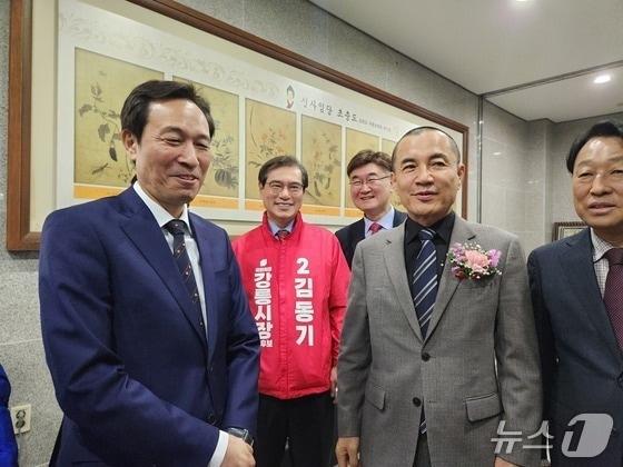 본문 이미지 - 지난 2월 20일 강릉농협에서 열린 강릉최씨 대종회 신년 하례회에서 김진태 강원도지사와 우상호 전 청와대 정무수석(현 더불어민주당 도지사 예비후보)이 인사하고 있다.(자료사진)/뉴스1 DB