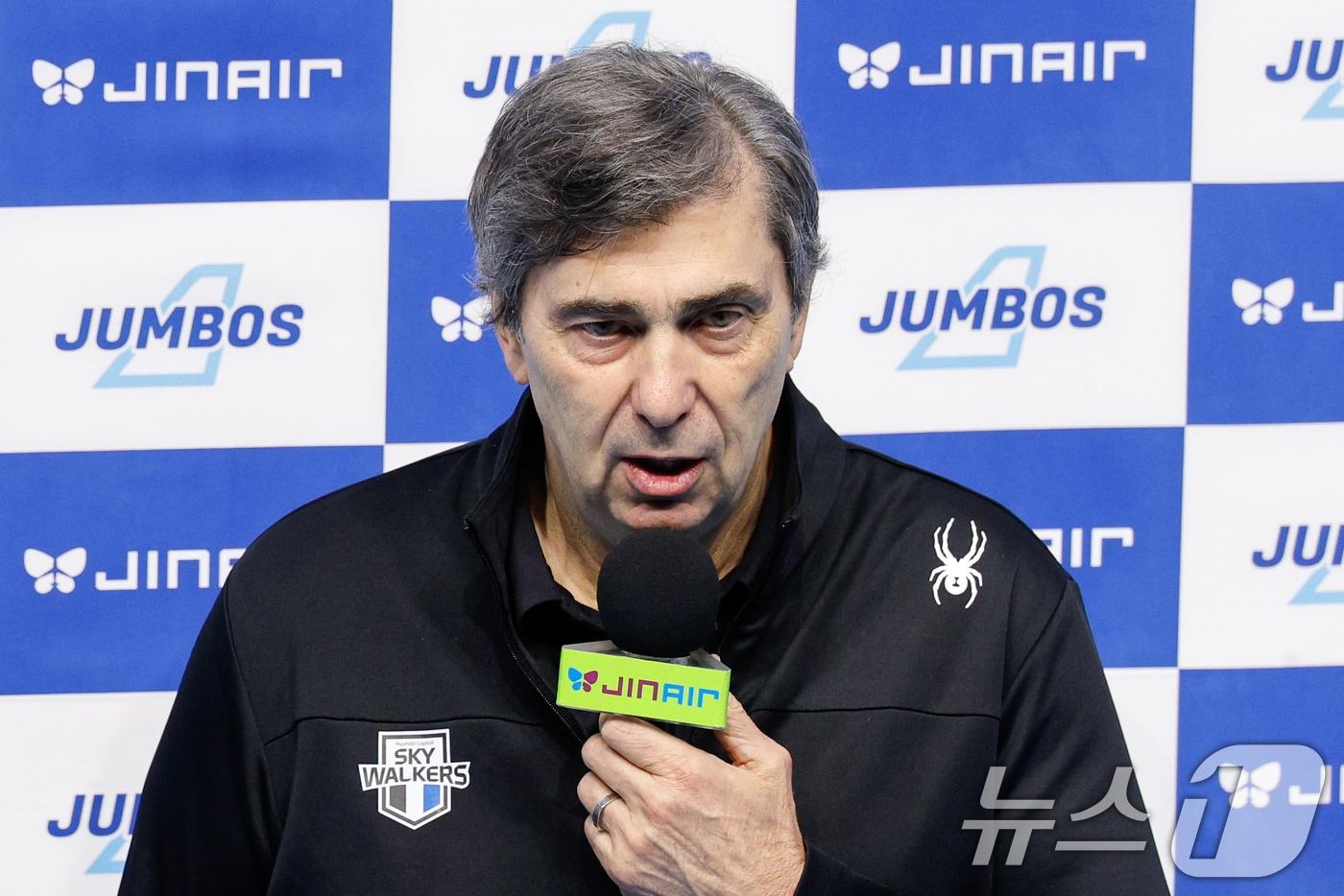 본문 이미지 - 필립 블랑 현대캐피탈 감독이 10일 오후 인천 계양체육관에서 프로배구 2025-2026 V-리그 남자부 챔피언 결정전 5차전 대한항공과의 경기에 앞서 인터뷰를 하고 있다. 2026.4.10 ⓒ 뉴스1 안은나 기자