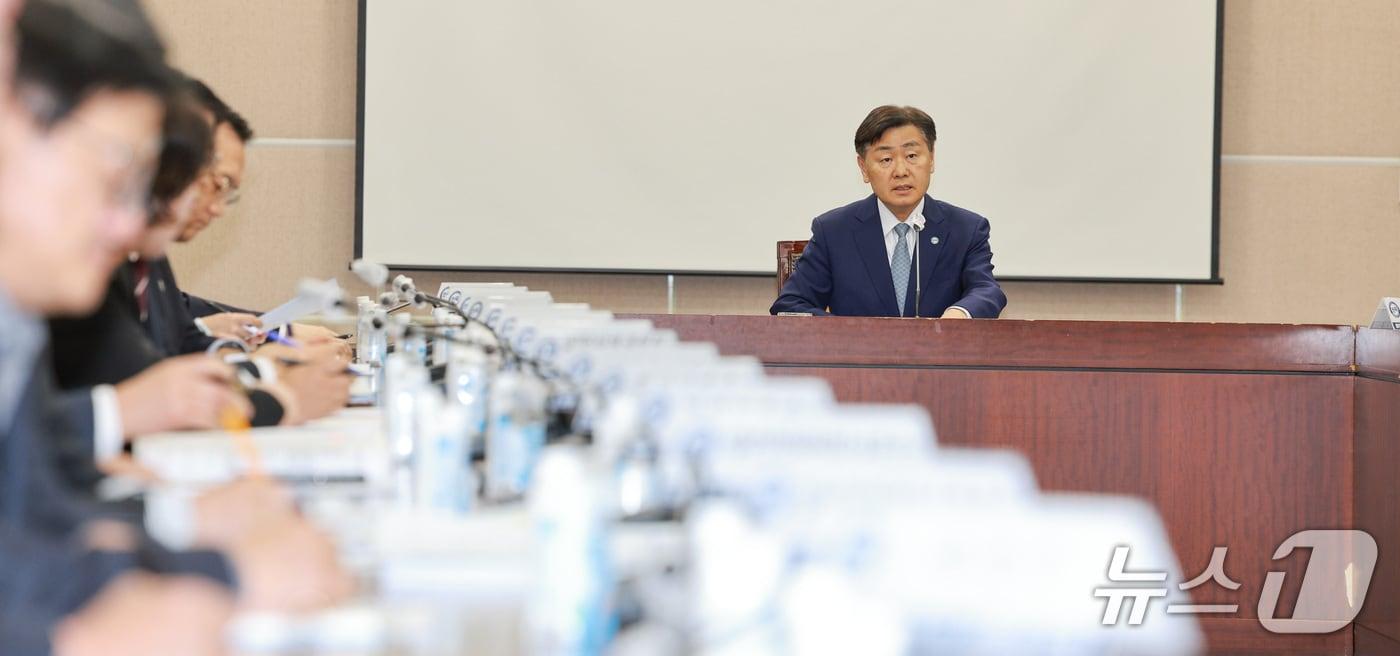 본문 이미지 - 10일 전북도청 대회의실에서 김관영 도지사를 비롯한 실국장, 출연기관장들이 합동 간부회의를 갖고 있다.(전북도 제공. 재판매 및 DB금지)/뉴스1