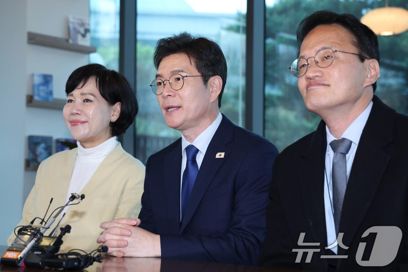 본문 이미지 - 6.3 지방선거 더불어민주당 서울시장 후보로 선출된 정원오 전 성동구청장이 10일 서울 여의도 국회 강변서재에서 함께 경쟁했던 박주민, 전현희 의원과 만나 대화하고 있다. 2026.4.10 ⓒ 뉴스1 신웅수 기자