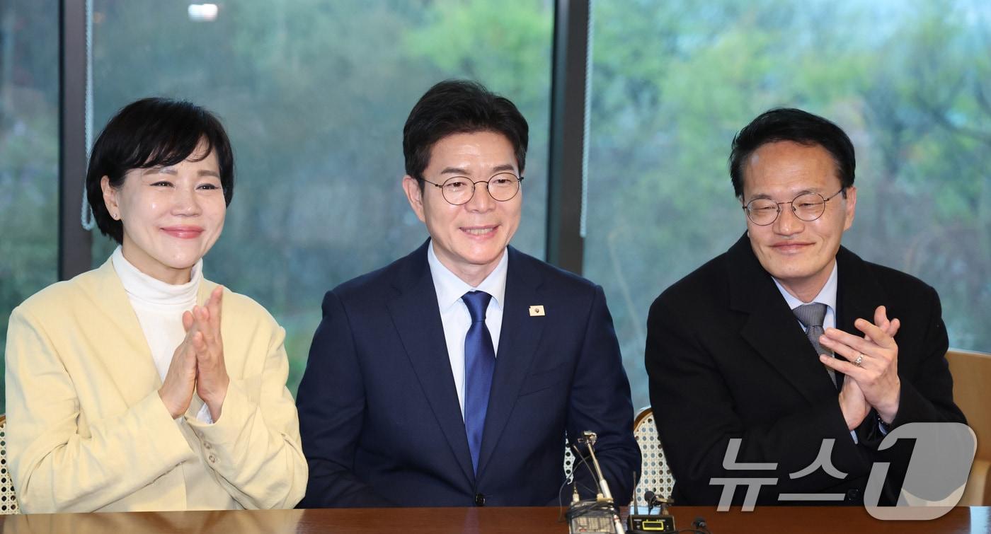 본문 이미지 - 6.3 지방선거 더불어민주당 서울시장 후보로 선출된 정원오 전 성동구청장이 10일 서울 여의도 국회 강변서재에서 함께 경쟁했던 박주민, 전현희 의원과 만나 대화하고 있다. 2026.4.10 ⓒ 뉴스1 신웅수 기자