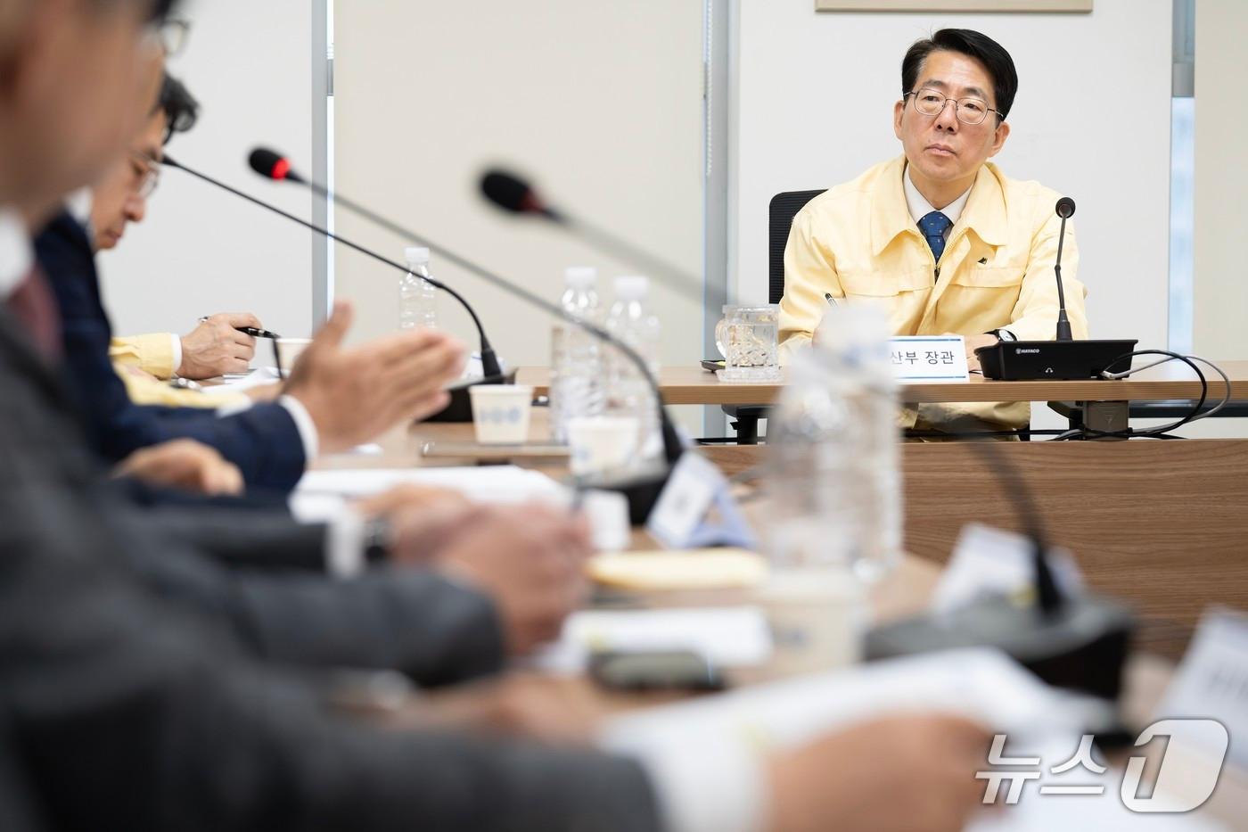 본문 이미지 - 황종우 해양수산부 장관 10일 호르무즈 내측 선박 선사 대표들과 상황 점검회의 개최하고 있다.(해양수산부 제공)