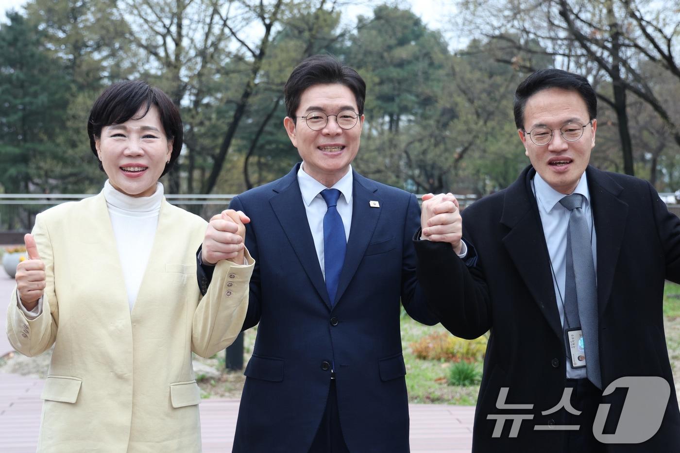 본문 이미지 - 6.3 지방선거 더불어민주당 서울시장 후보로 선출된 정원오 전 성동구청장(가운데)이 지난 10일 서울 여의도 국회 강변서재에서 함께 경쟁했던 박주민(오른쪽), 전현희 의원과 만나 손을 맞잡고 있다. 2026.4.10 ⓒ 뉴스1 신웅수 기자